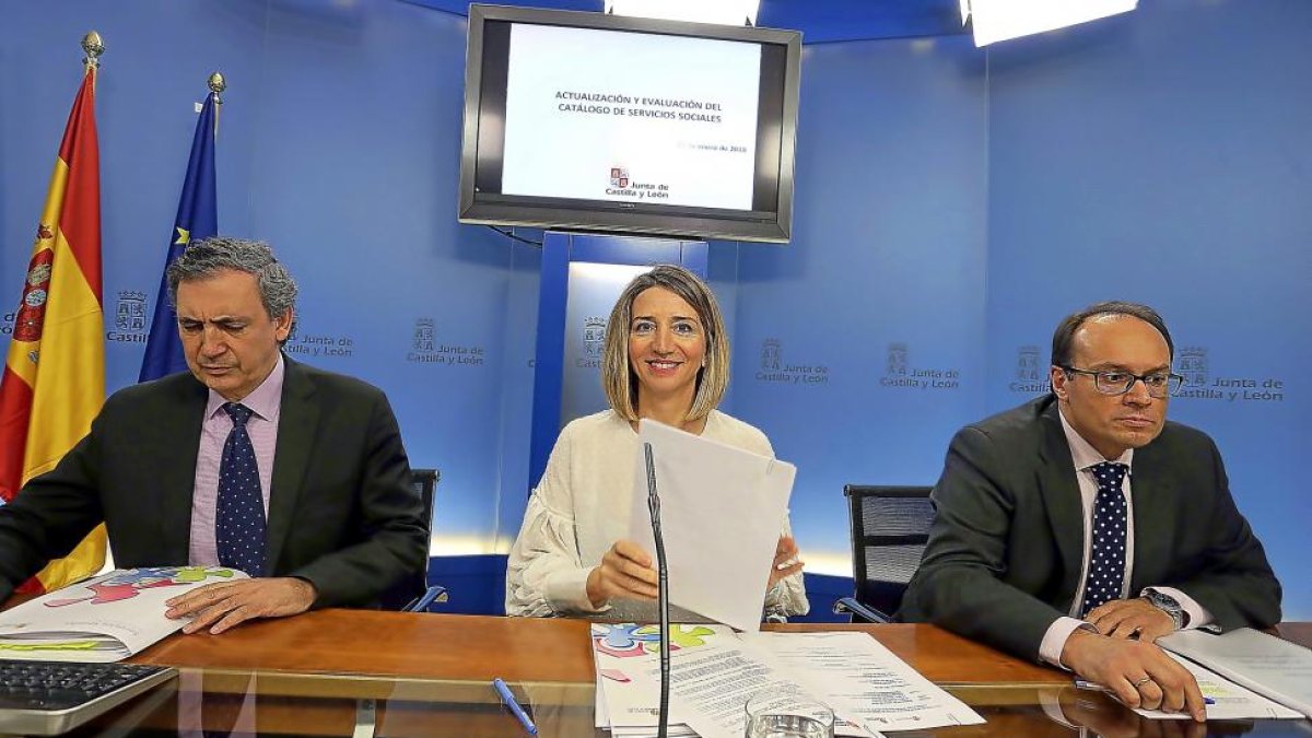 La consejera Alicia García, junto a Jesús Fuentes y Carlos Raúl de Pablos, durante la rueda de prensa.-ICAL