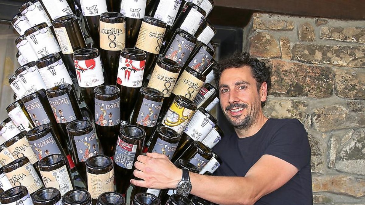 Agustín Maíllo junto a un expositor con botellas de la bodega.-M. T.