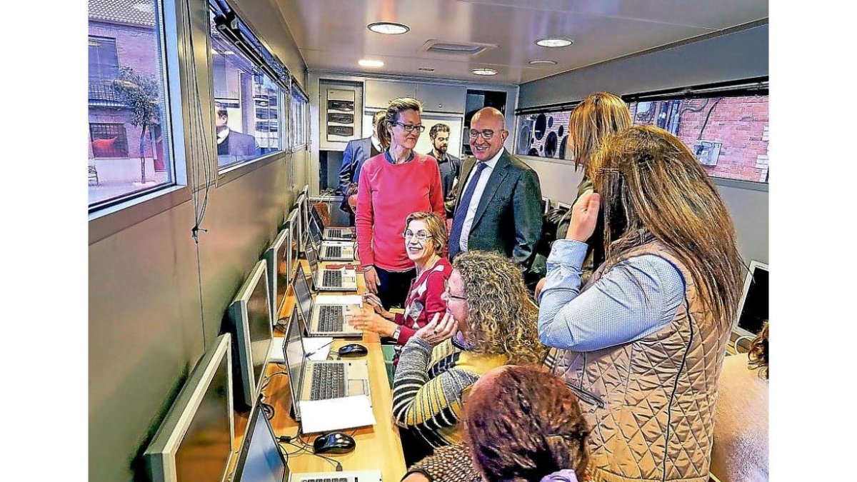 Jesús Julio Carnero junto a participantes del módulo formativo, ayer en el ‘aula@dip’ que visitó Cigales.-EL MUNDO