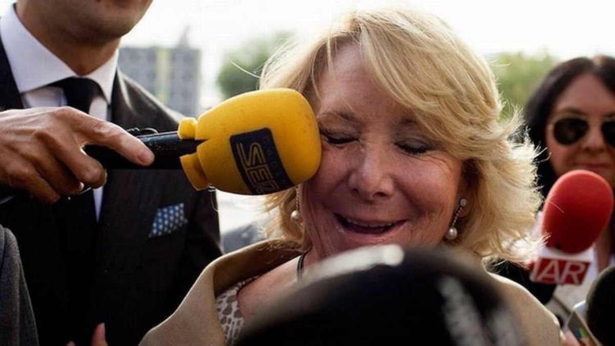 El micrófono de Cadena SER golpeando a Esperanza Aguirre.-Foto: TWITTER / @LA_SER