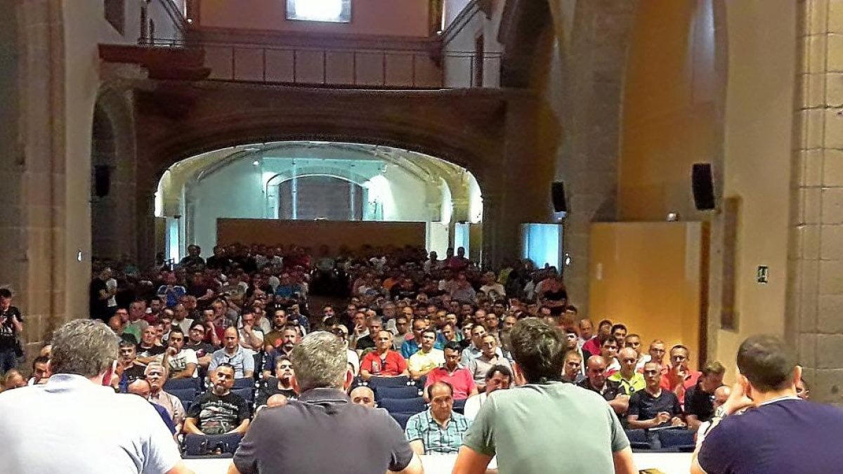 Asamblea celebrada en la tarde ayer en la que participaron 300 empleados de la factoría de Nissan de Ávila.-A.G.