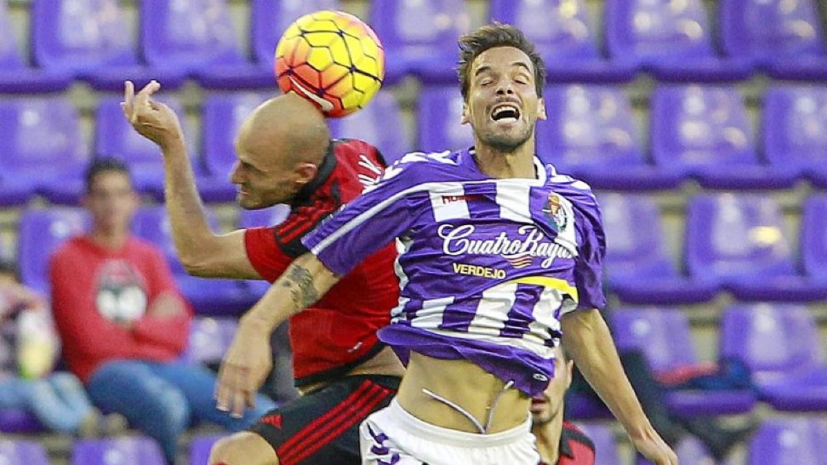 André Leão cabecea una jugada con la oposición del visitante Ion Vélez.-J. M. Lostau