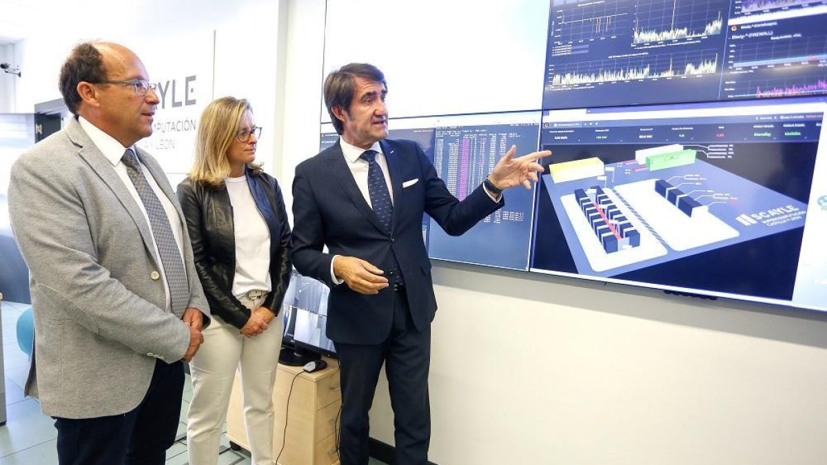 El consejero de Fomento y Medio Ambiente, Juan Carlos Suárez-Quiñones, visita las instalaciones del Centro de Supercomputación de Castilla y León. Junto a él, la directora general de Telecomunicaciones de la Junta, Elena Álvarez.-ICAL