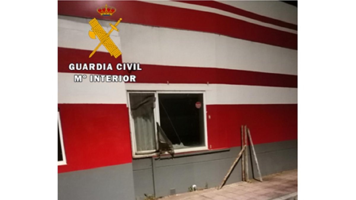Ventana rota de la gasolinera. - EM