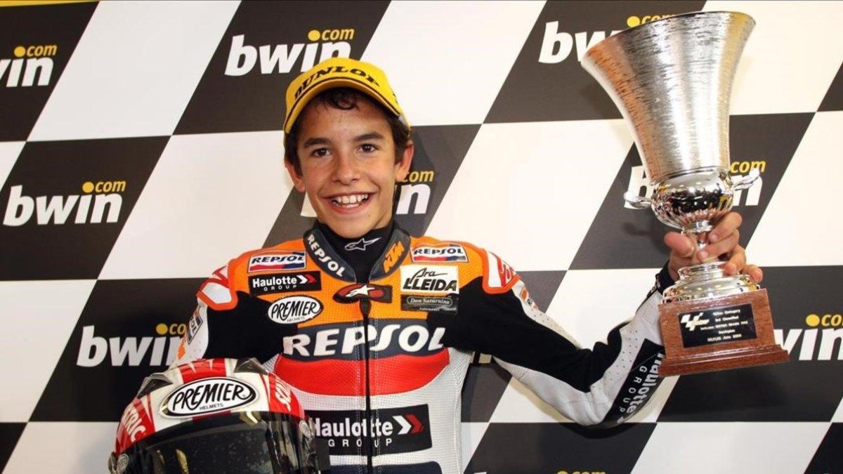 Marc Márquez, con 15 años, en el podio (3º) del GP de Bra Bretaña de 125cc.-EL PERIÓDICO