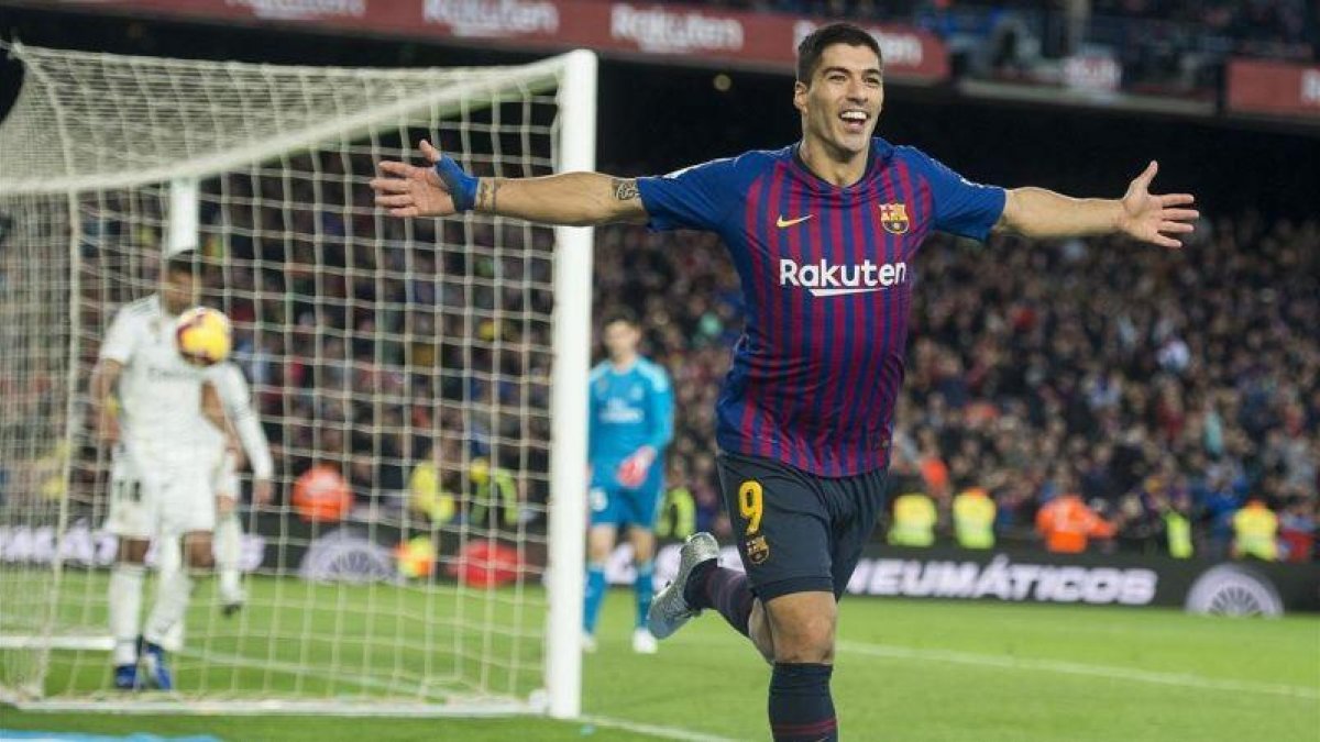 Luis Suárez celebra su tercer gol al Madrid.-EL PERIÓDICO