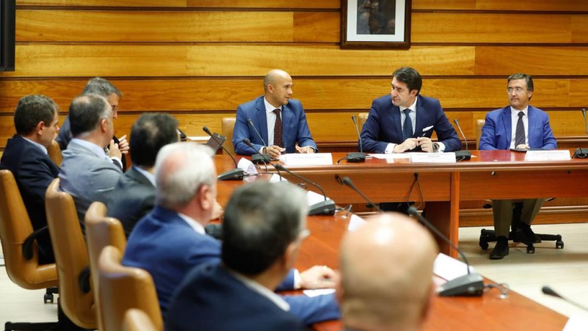 El consejero de Fomento y Medio Ambiente, Juan Carlos Suárez-Quiñones, preside la presentación de la II Edición del Congreso Bimtecnia-R. Valtero / ICAL
