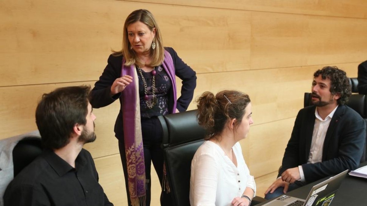 Comparecencia de la consejera de Economía y Hacienda, Pilar del Olmo, en las Cortes para explicar las cuentas de su departamento para el año 2016. En la imagen junto a los procuradores de Podemos, Pedro de Palacio(I), y Natalia del Barrio; y al de IU, Jos-Ical