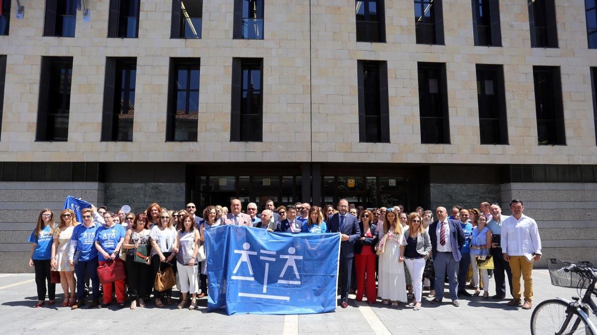 Los abogados del turno de oficio se concentran y leen un manifiesto a las puertas de los juzgados para reivindicar mejoras en el acceso a la justicia gratuita-MIRIAM CHACÓN / ICAL
