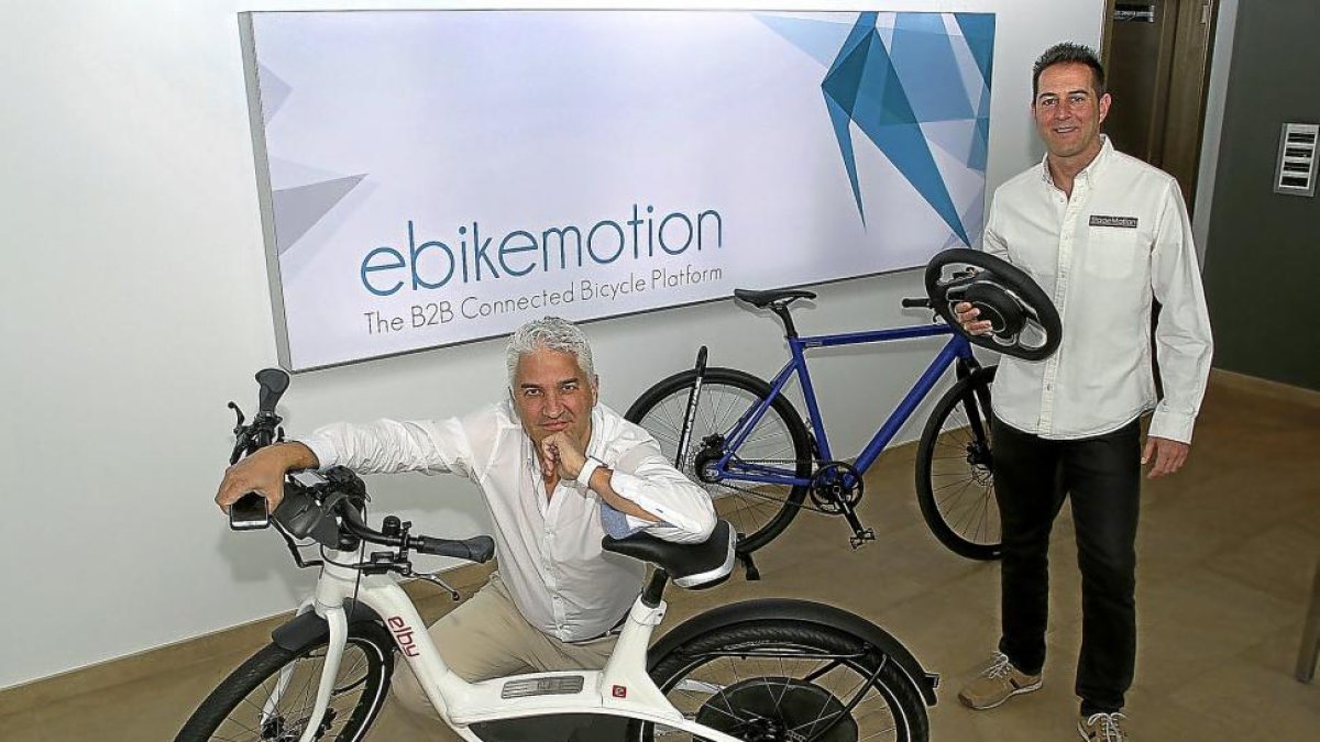 Marco Antonio de la Serna y Sergio Ruesga, junto a las bicicletas que fabrica ebikemotion.-MANUEL BRÁGIMO