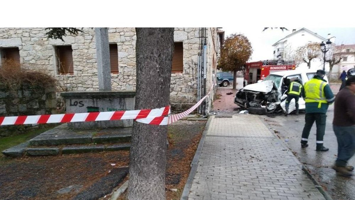 Imagen del accidente ocurrido en Peguerinos-@bomberosdeavila