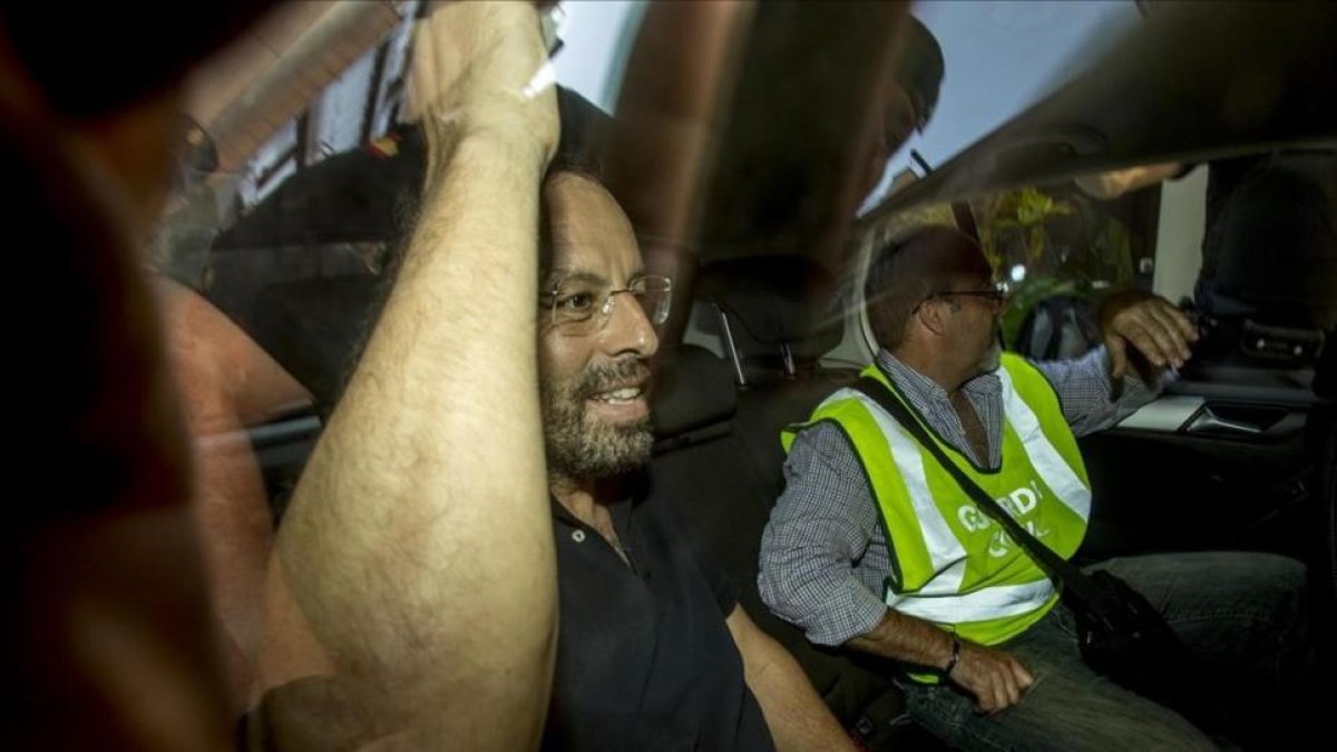 El expresidente del Barca Sandro Rosell sale detenido de su domicilio en la calle Deu i Mata por la guardia civil-FERRAN NADEU