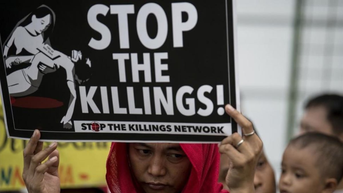 Un activista levanta una pancarta contra los asesinatos extrajudiciales en una protesta en Manila, el 23 de agosto.-AFP / NOEL CELIS