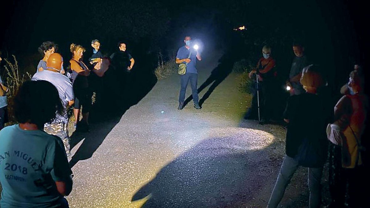 Vecinos y visitantes se congregan con linternas en el Parque de la Muela para participar en la marcha, en una anterior edición. ASOCASTRONA