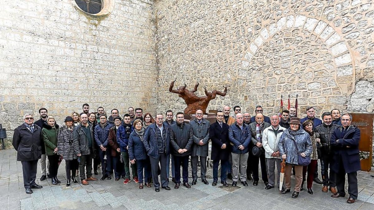 Políticos y bodegueros ante la estatatua ‘Centenaria’.-E. M.