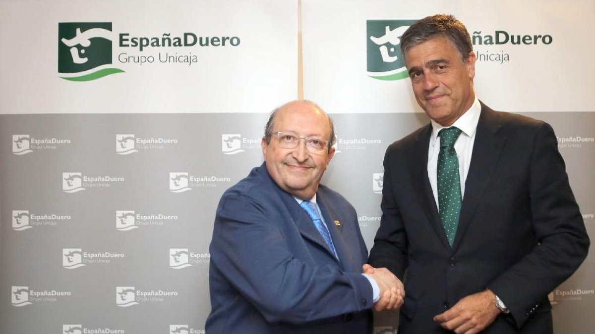 Eduardo Luis López Enríquez, director territorial de EspañaDuero en Valladolid; e Ignacio Javier Ferreira Burgos, decano del Colegio Profesional de Ópticos Optometristas de Castilla y León, firman un convenio del que podrán beneficiarse 740 profesionales.-ICAL