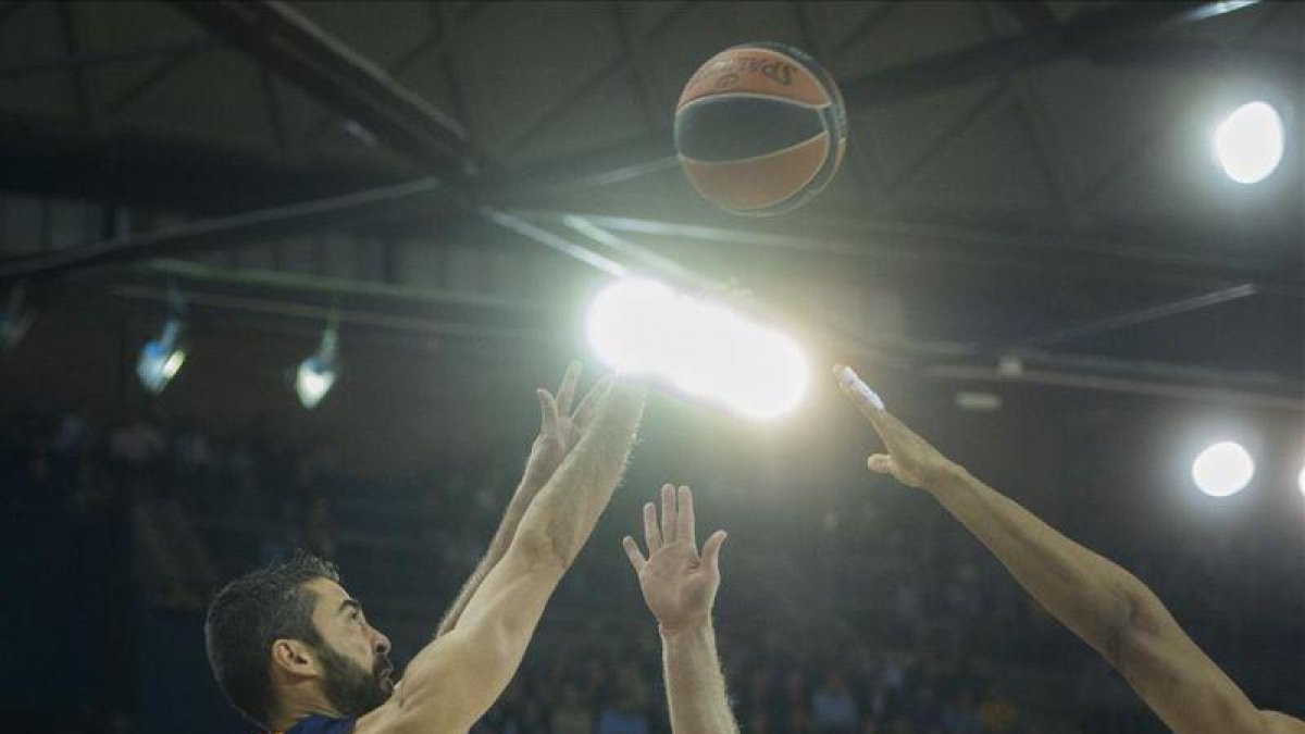 Juan Carlos Navarro lanza a canasta en el tercer encuentro de cuartos de la pasada temporada ante el Lokomotiv.-JORDI COTRINA