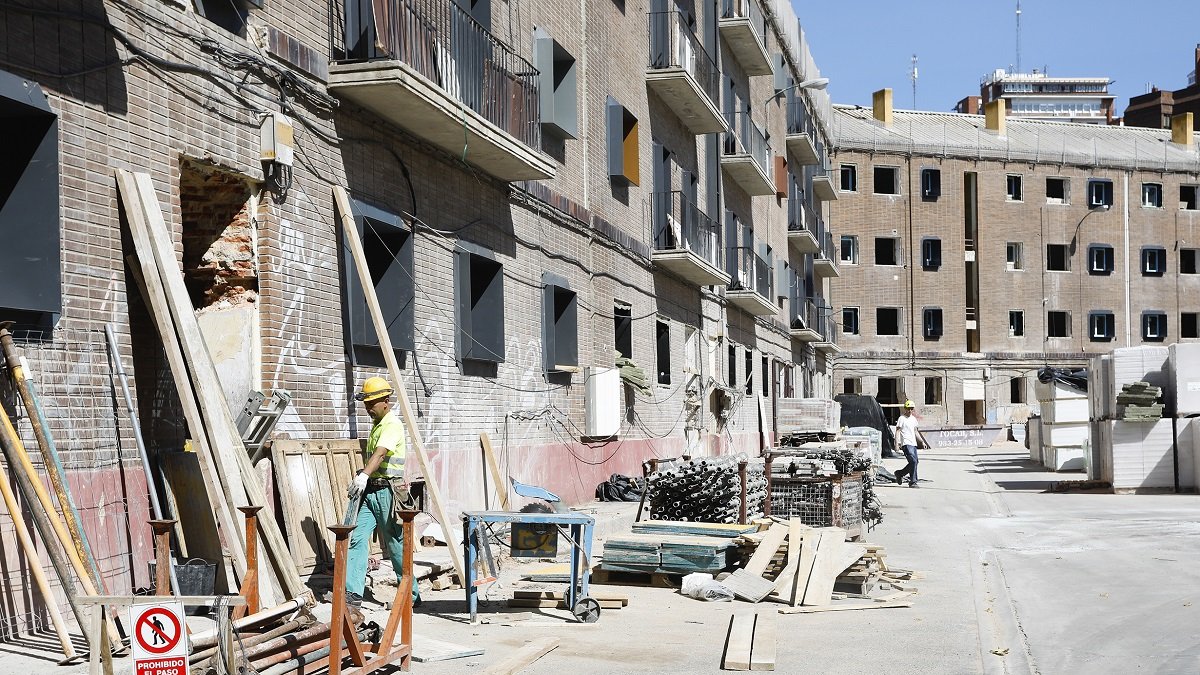 Los trabajos, en una imagen de esta semana, ya son visibles en nuevas ventanas y puertas. - J. M. LOSTAU