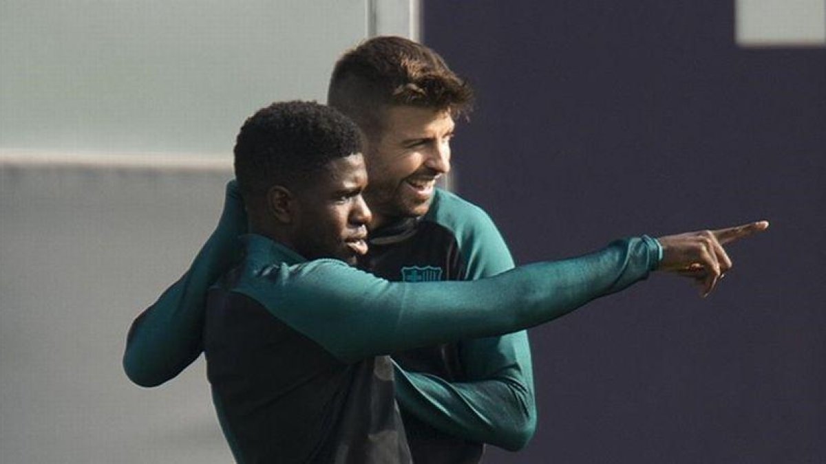 Umtiti y Piqué en el entrenamiento previo al duelo con el City.-JORDI COTRINA
