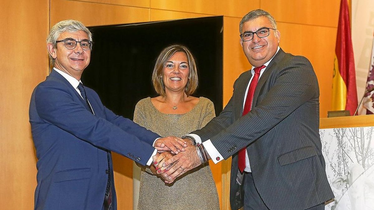 José Daniel Posadas, Milagros Marcos y Gabriel García, durante la firma del protocolo.-ICAL