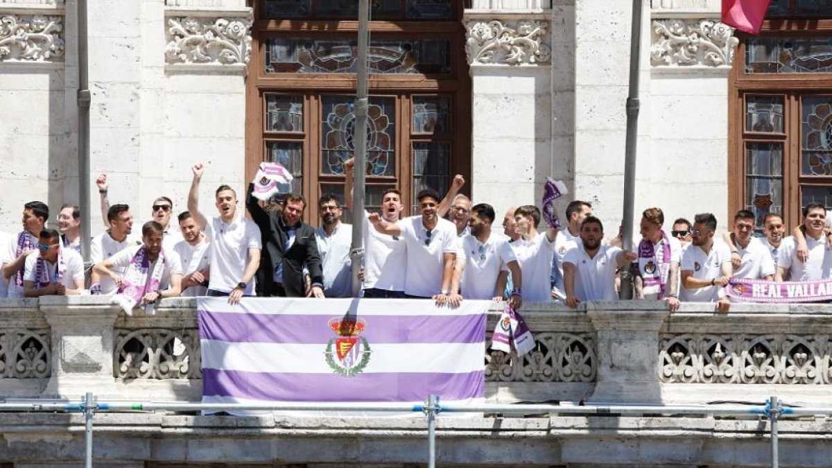 El alcalde de Valladolid agita la bufanda del RealValladolid acompañado de los jugadores.-J.M. LOSTAU