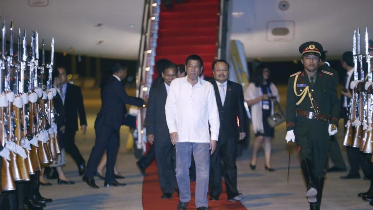 El presidente filipino Rodrigo Duterte a su llegada al aeropuerto de Vientiane, Laos.-MADE NAGI / EFE