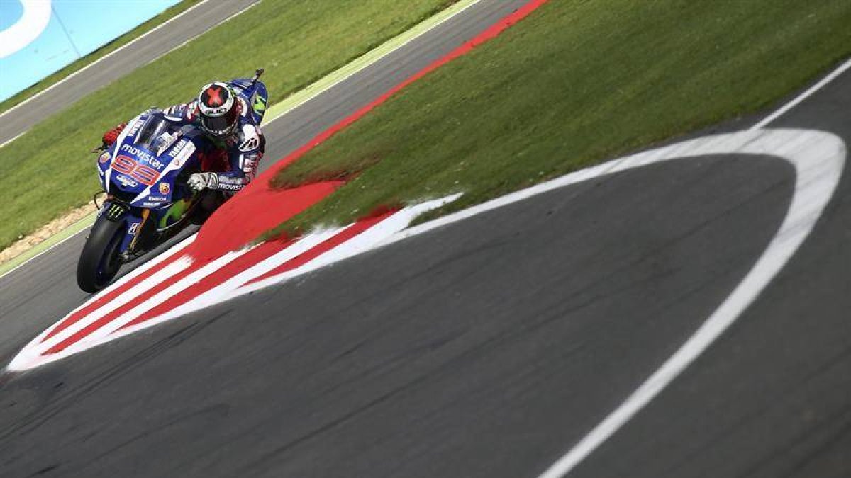 El piloto español de MotoGP, Jorge Lorenzo, de Movistar Yamaha, durante los entrenamientos libres en el circuito de Silverstone en Northampton.-EFE