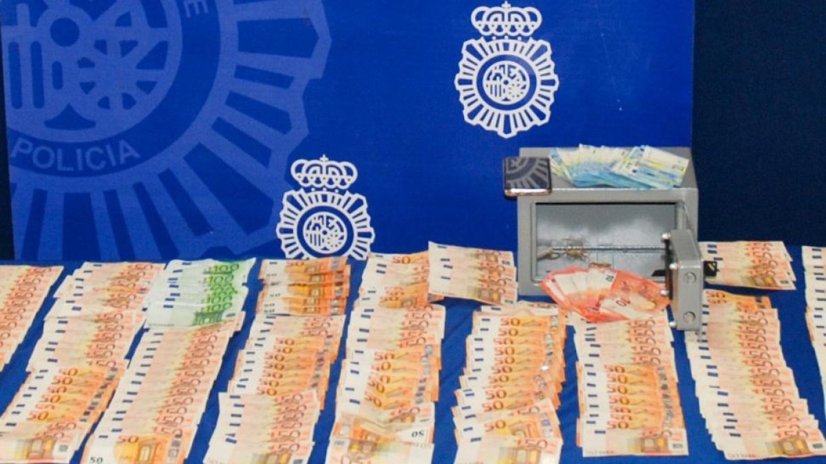 Dinero incautado tras la detención de los sospechosos.-EL MUNDO