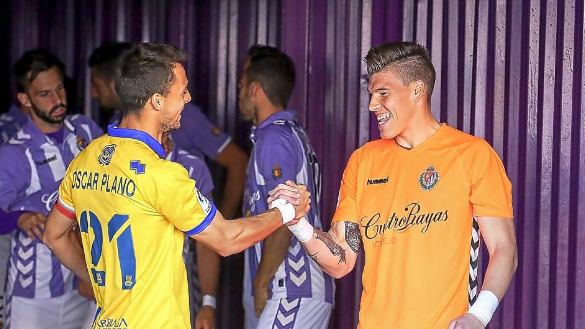 Óscar Plano saluda a Becerra antes del Real Valladolid-Alcorcón.-MIGUEL ÁNGEL SANTOS