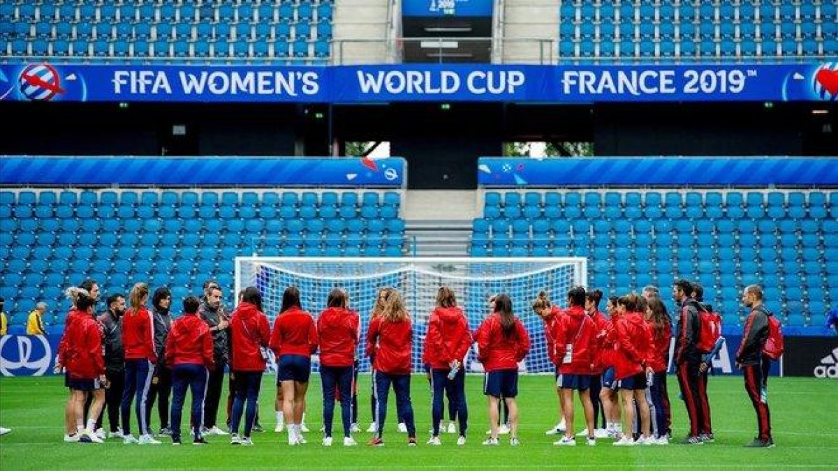 Jorge Vilda da instrucciones a sus jugadoras en el entrenamiento de este viernes en el Stade Océane de Le Havre.-EFE / PETER POWELL
