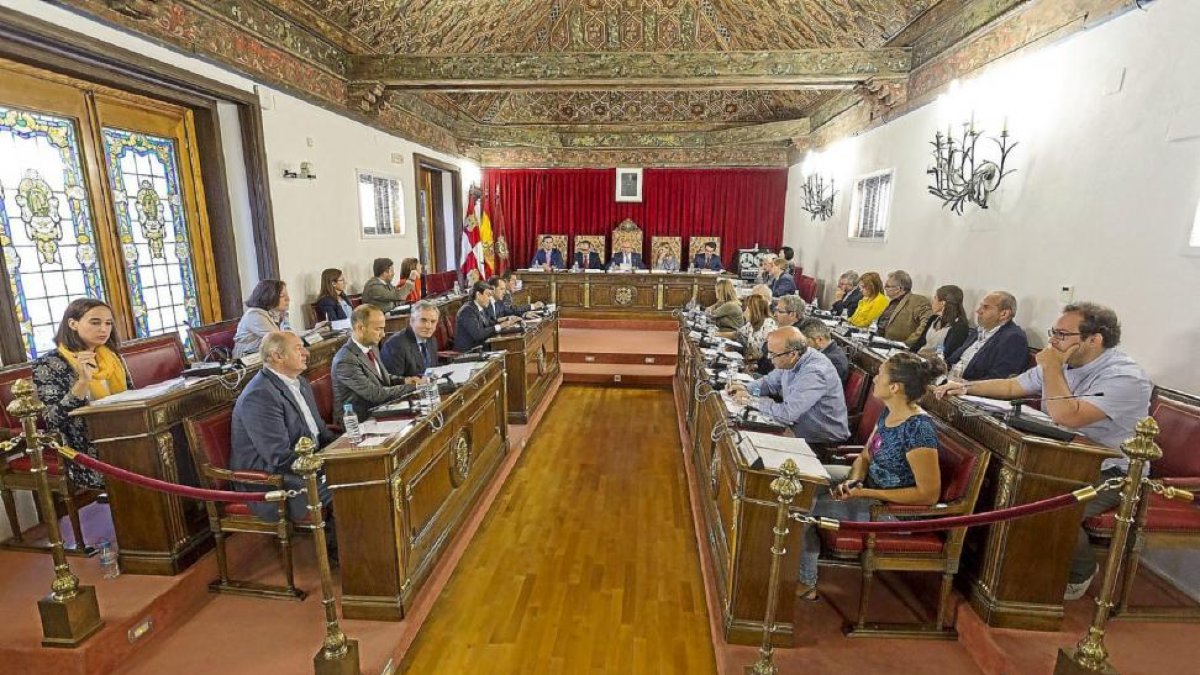 La celebración de un pleno ordinario de la Diputación de Valladolid en una imagen de archivo.-E. M.