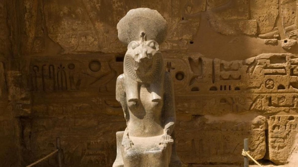Estatua de la diosa Sejmet, en Luxor, similar a las halladas por un equipo de arqueólogos europeos.-