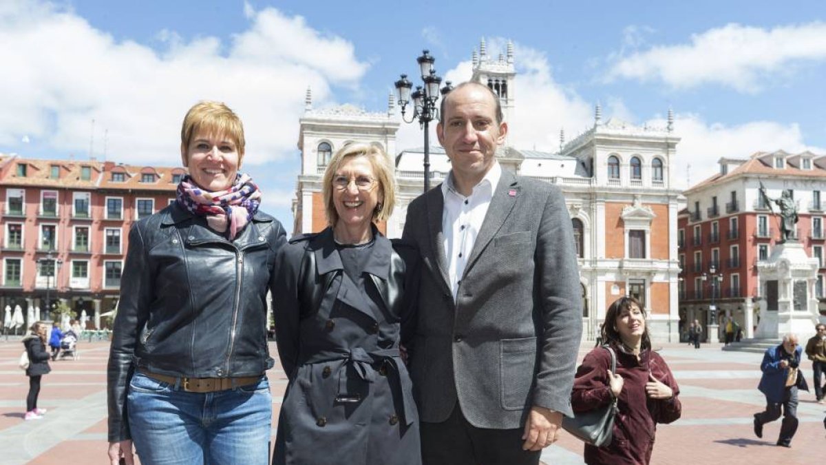 La portavoz de UPyD en el Congreso de los Diputados, Rosa Díez, acude a Valladolid para el cierre de campaña de su formación. En la imagen, César Toquero Acebes (D), candidato a la alcaldía de Valladolid y Carolina Martín (I), candidata a la presidencia d-ICAL