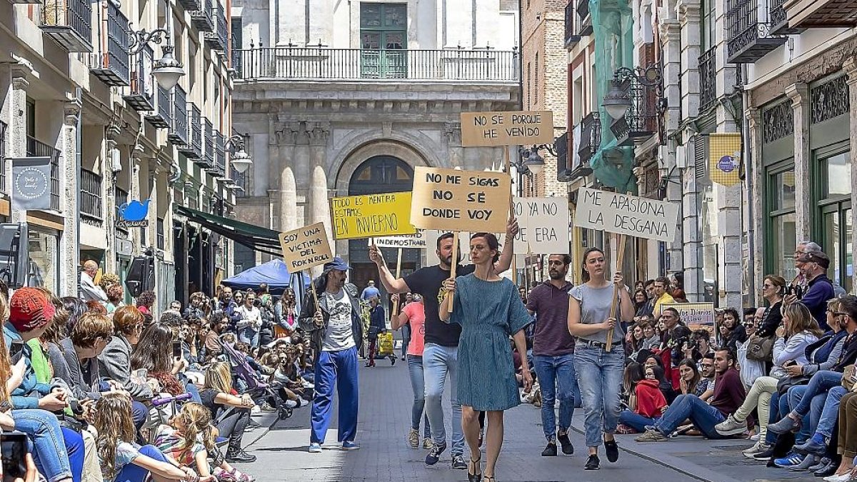 Los integrantes de Zanguango Teatro, ayer, durente la puesta en escena de ‘Flux’, en Platerías.-PHOTOGENIC - PABLO REQUEJO