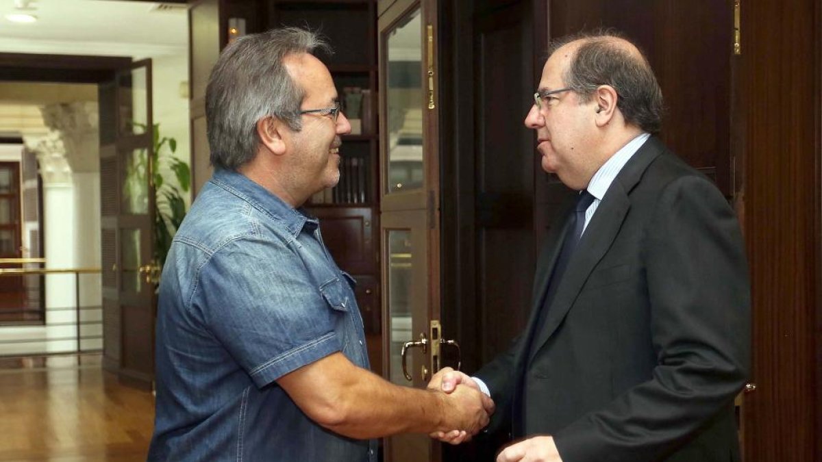 El presidente de la Junta de Castilla y León, Juan Vicente Herrera, se reúne con el alcalde de Zamora, Francisco Guarido.-ICAL