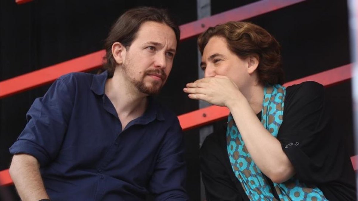 Pablo Iglesias y Ada Colau en un mitin en Barcelona.-DANNY CAMINAL