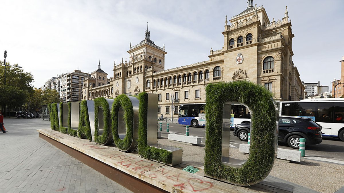 Letrero vegetal de la Plaza de Zorrilla sin la 'i' vandalizada durante el puente de Halloween. J. M. LOSTAU