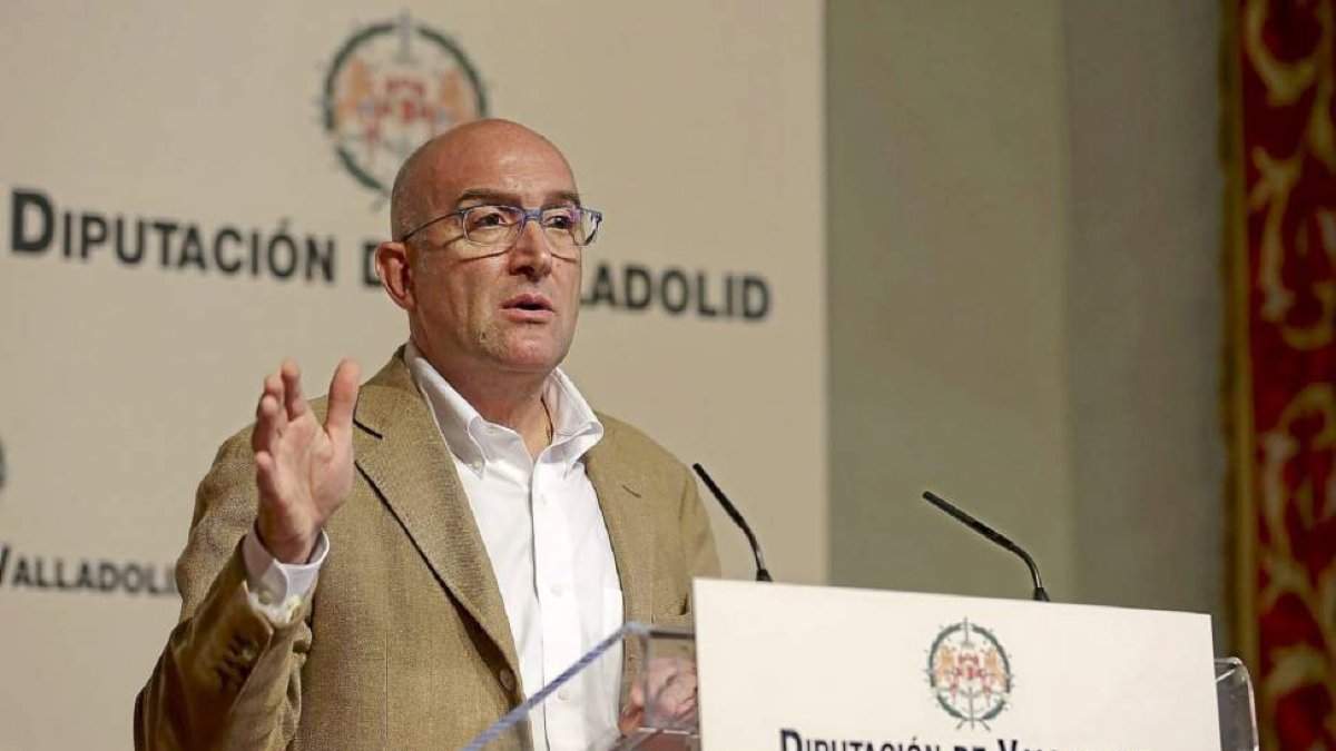 El presidente de la Diputación, Jesús Julio Carnero, en la presentación.-E.M