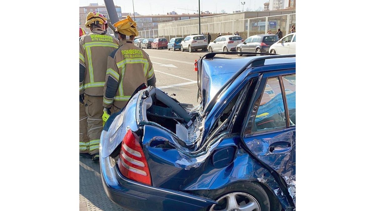 Vehículo accidentado paseo Juan Carlos I