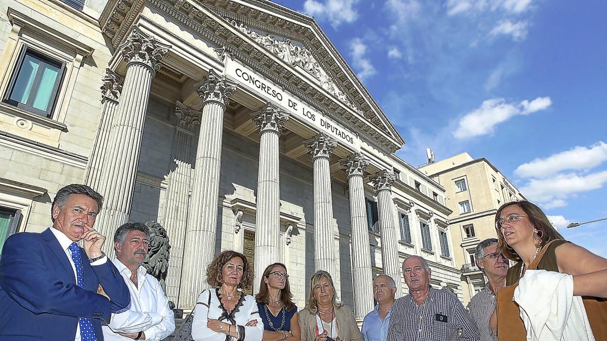 Presidentes, diputados y alcaldes acuden al Congreso por la Proposición de Ley del PP sobre las térmicas.-ICAL