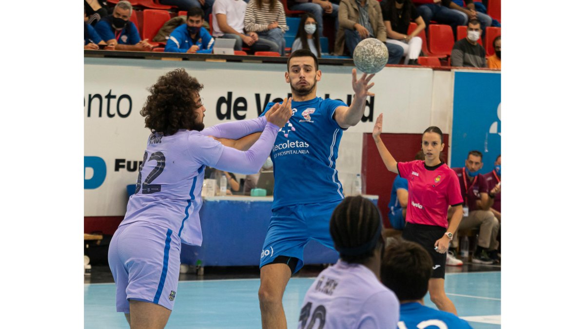 Álvaro Martínez realiza un pase en un partido anterior ante Barcelona. / PHOTOGENIC
