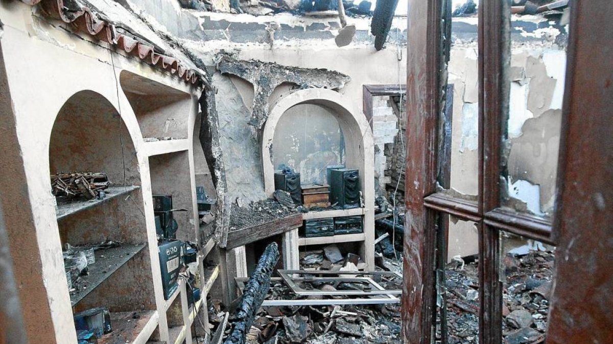Estado en el que quedó el salón de una de las viviendas totalmente calcinada por el fuego en la calle San Martín de Medina del Campo-J.M.Lostau
