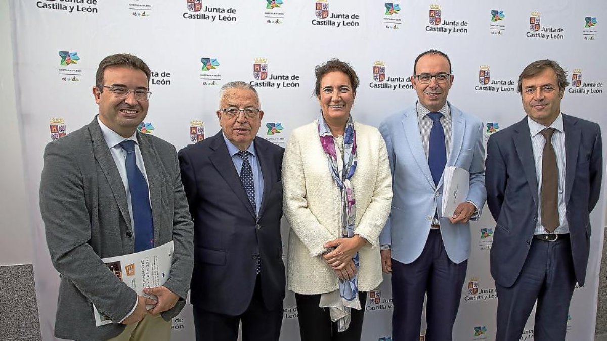 Roberto Díez, Francisco Gallego, Josefa García Cirac, Víctor Alonso y Javier Ramírez ayer, minutos antes de la inauguración del Día del Turismo.-ICAL
