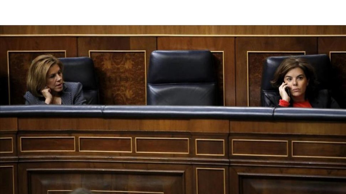 La vicepresidenta Soraya Sáenz de Santamaría y la ministra Dolores de Cospedal, en el Congreso-JOSE LUIS ROCA