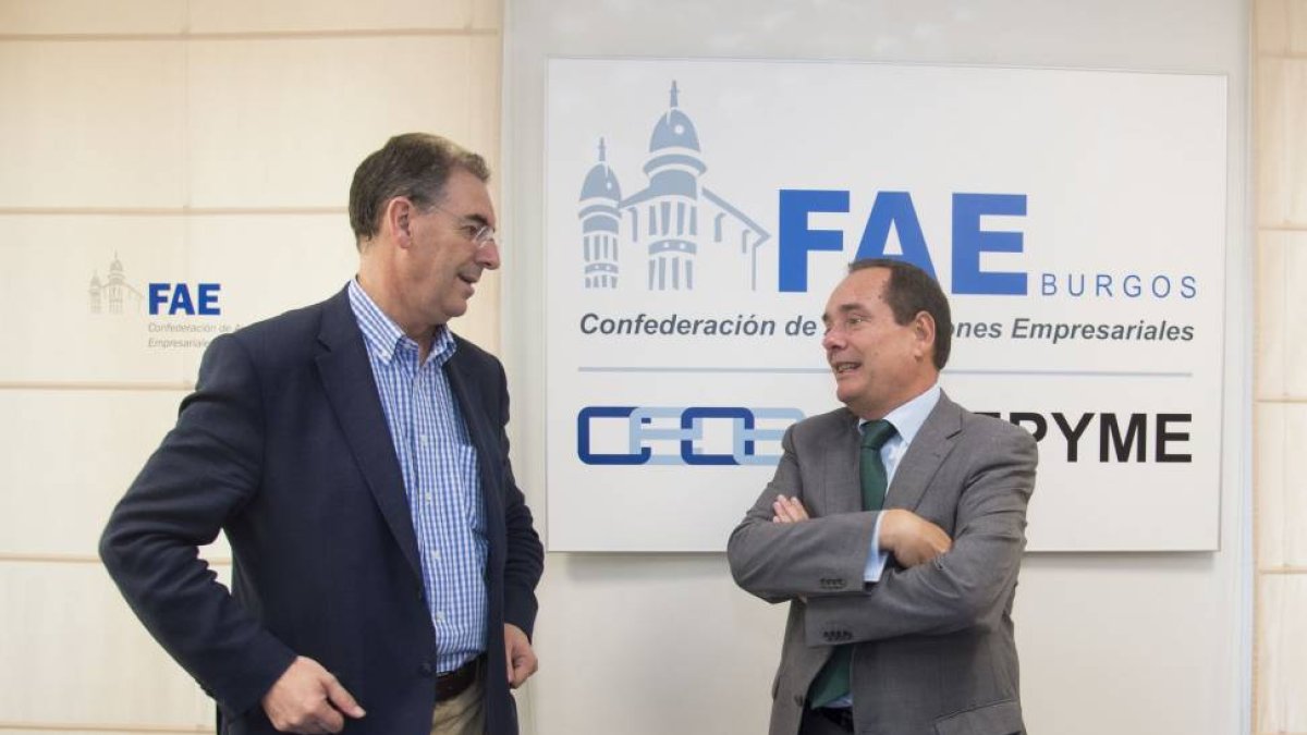 El presidente de FAE, Miguel Ángel Benavente (I), y el director de CajaViva - Caja Rural, Ramón Sobremonte (D).-ICAL