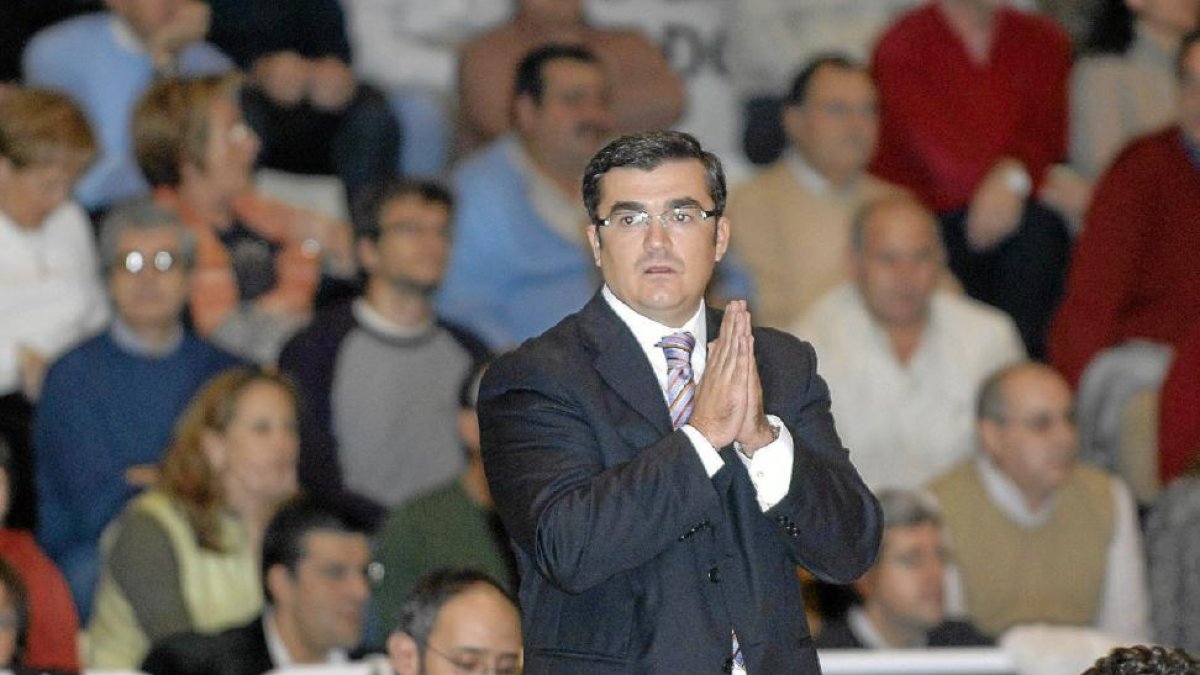 Paco García con el Grupo Capitol en la campaña 06-07-MONTSE ÁLVAREZ