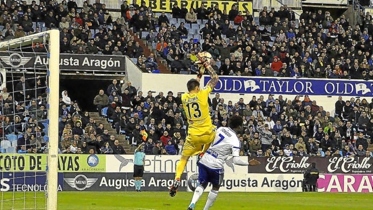 ecerra sale con poderío para blocar el balón ante Dongou.-ARABA PRESS