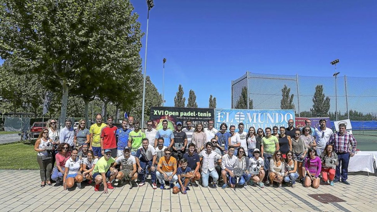 Foto de familia de todos los ganadores y finalistas de la XVIedición delOpen Feria yFiestas de la Virgen de San Lorenzo.-MIGUEL ÁNGEL SANTOS