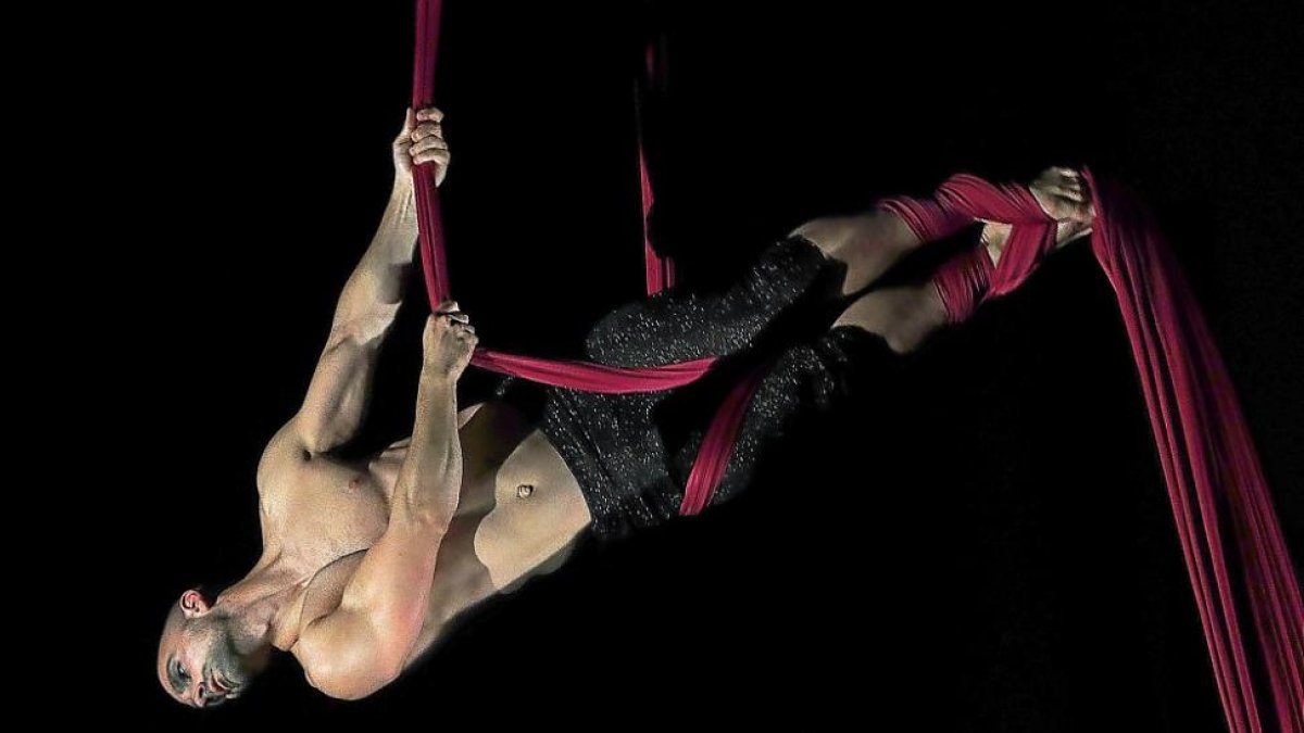 Imagen de archivo de un momento del espectáculo de la escuela de circo Nuevo Fielato en Circolmedo.-J.M. LOSTAU