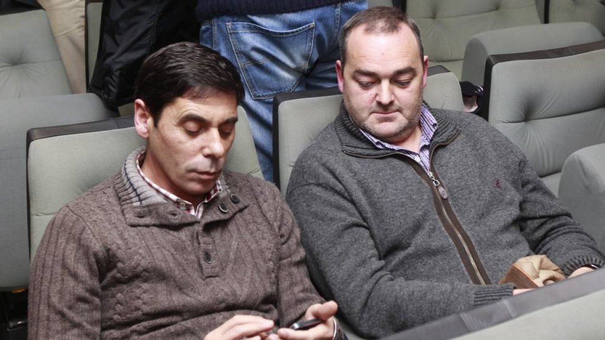 Lino Rodríguez, presidente de Asaja (i) durante las votaciones de ayer para elegir a la presidenta de la CVE-J.M.Lostau